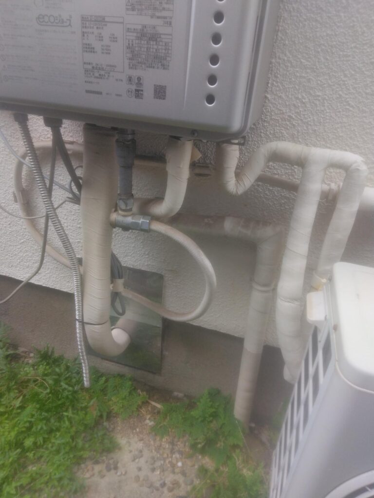 東京都杉並区永福 浴室脱衣所にて、シューシューと音がしている 給湯管補修工事