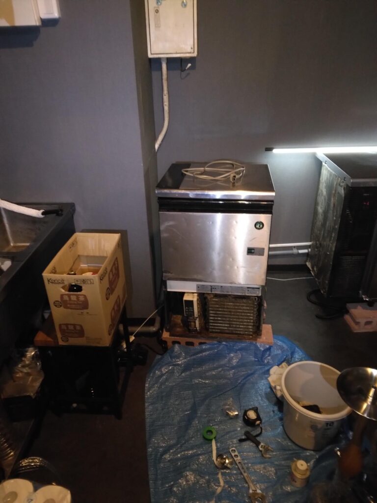 東京都目黒区鷹番 店舗 製氷機設置、厨房給水補修工事