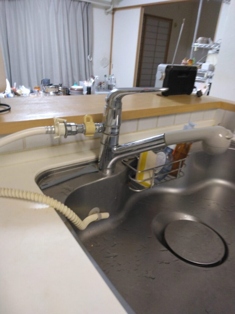 東京都目黒区碑文谷 キッチン分岐金具による水漏れ 台所分岐水栓交換作業